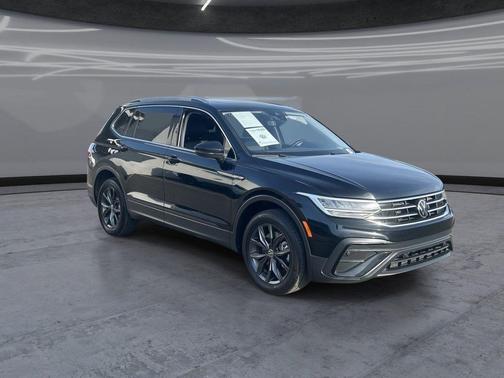 Deep Black Pearl 2023 Volkswagen Tiguan 2.0T SE