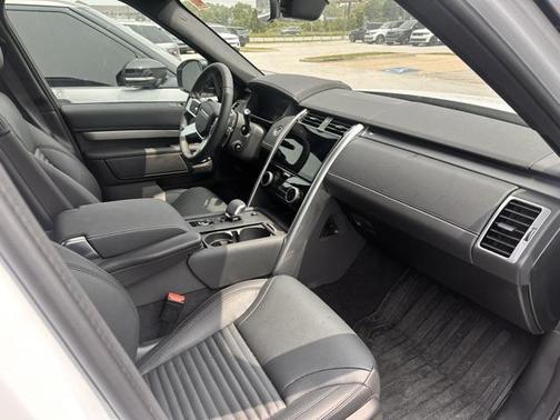 2024 Land Rover Discovery P300 Dynamic SE