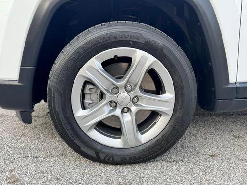 Bright White Clearcoat 2023 Jeep Compass Latitude
