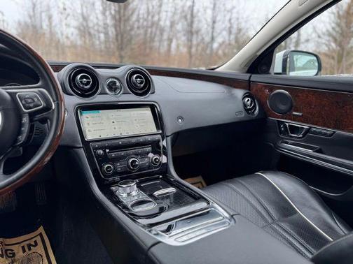 Fuji White 2019 Jaguar XJ R-Sport