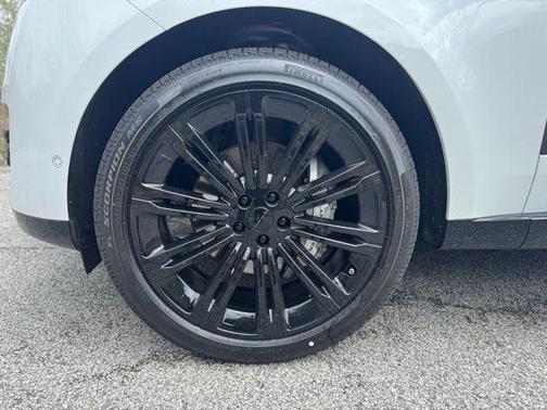 Fuji White 2026 Land Rover Range Rover P400 SE 7 Seat