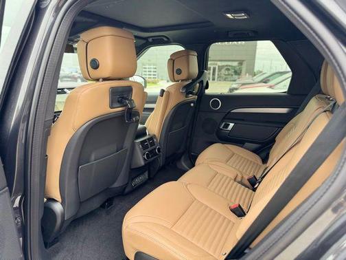 Grey 2026 Land Rover Discovery Dynamic SE