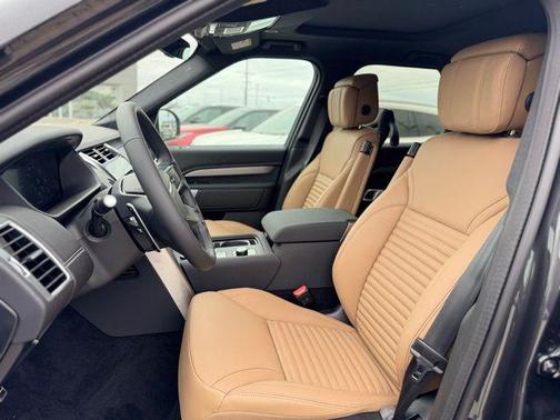 Grey 2026 Land Rover Discovery Dynamic SE