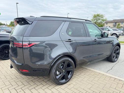 Grey 2026 Land Rover Discovery Dynamic SE