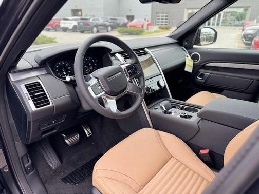 Grey 2026 Land Rover Discovery Dynamic SE