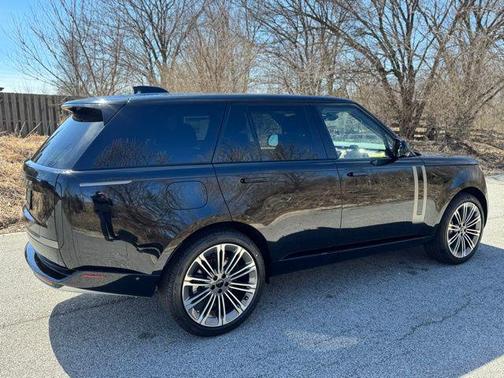 Santorini Black 2026 Land Rover Range Rover P400 SE