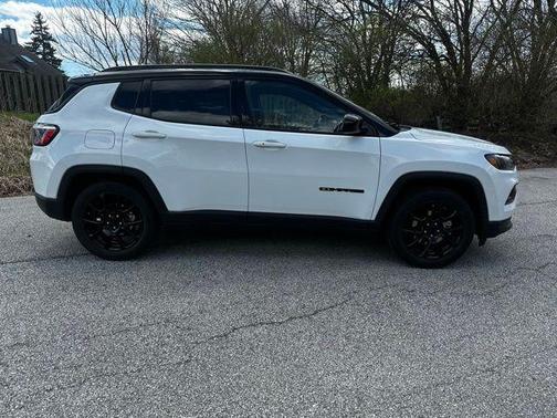 Bright White Clearcoat 2022 Jeep Compass Latitude