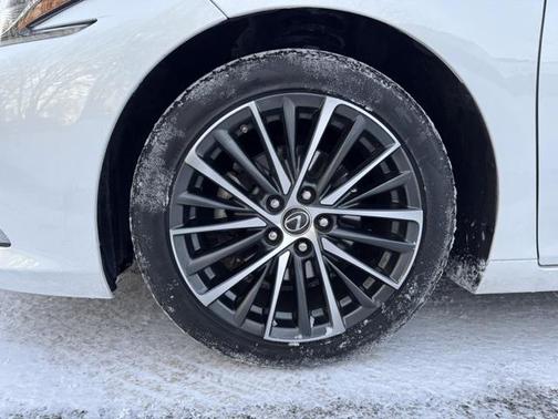 2022 Lexus ES 300h Base