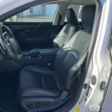 2022 Lexus ES 300h Base