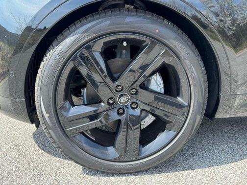 Santorini Black 2026 Land Rover Discovery Dynamic SE