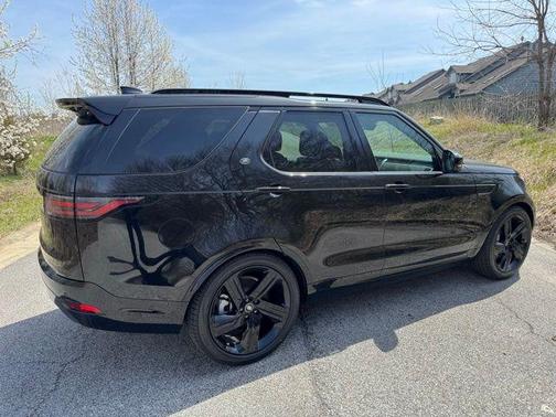 Santorini Black 2026 Land Rover Discovery Dynamic SE