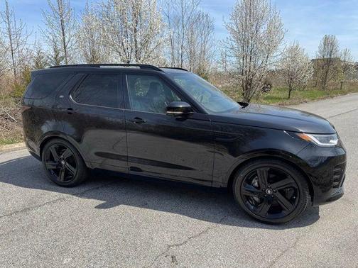 Santorini Black 2026 Land Rover Discovery Dynamic SE