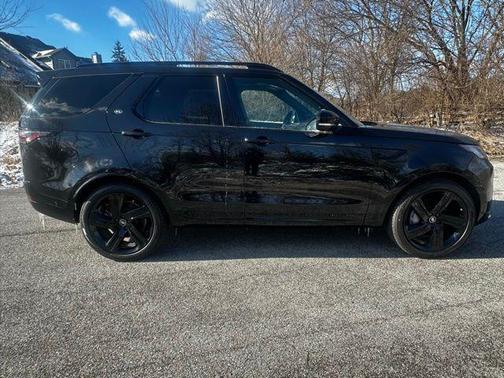 Santorini Black 2026 Land Rover Discovery Dynamic SE