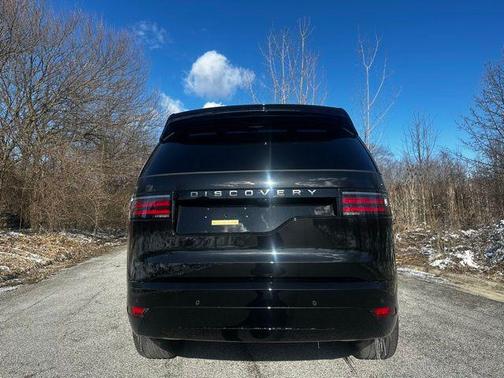 Santorini Black 2026 Land Rover Discovery Dynamic SE