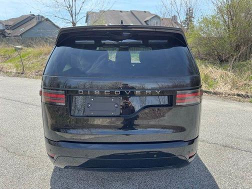 Santorini Black 2026 Land Rover Discovery Dynamic SE