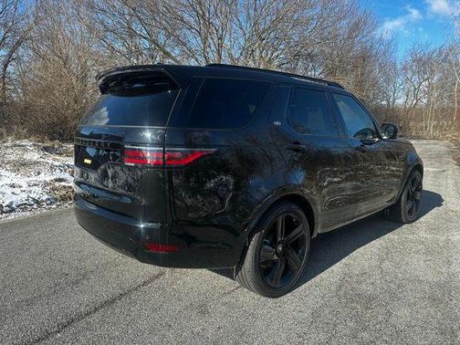 Santorini Black 2026 Land Rover Discovery Dynamic SE