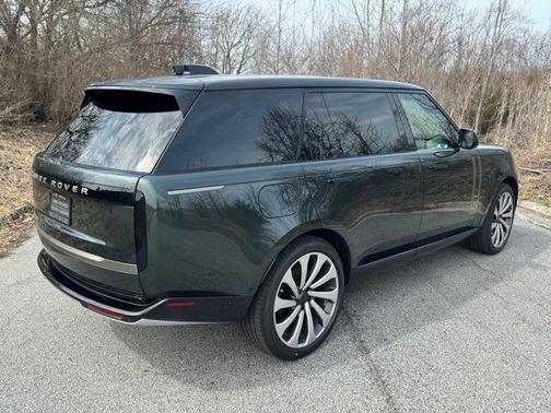Green 2026 Land Rover Range Rover P530 SE 7 Seat