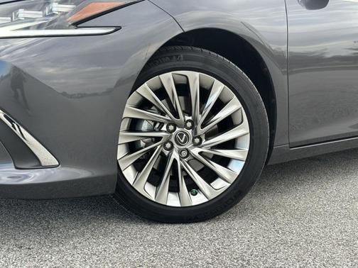 2023 Lexus ES 300h Luxury