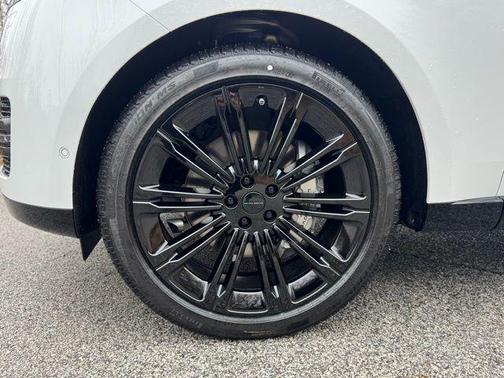 Fuji White 2026 Land Rover Range Rover P400 SE