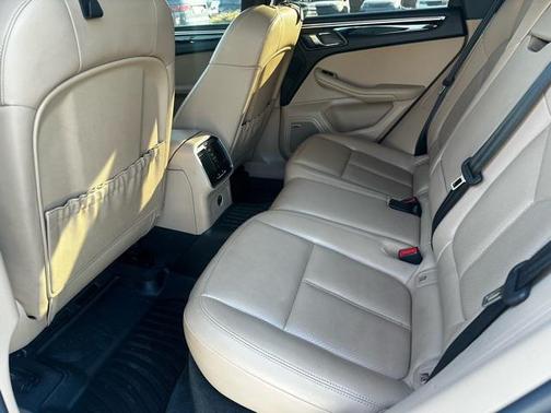 2022 Porsche Macan Base