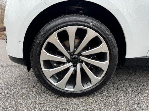 Fuji White 2026 Land Rover Range Rover P400 SE 7 Seat