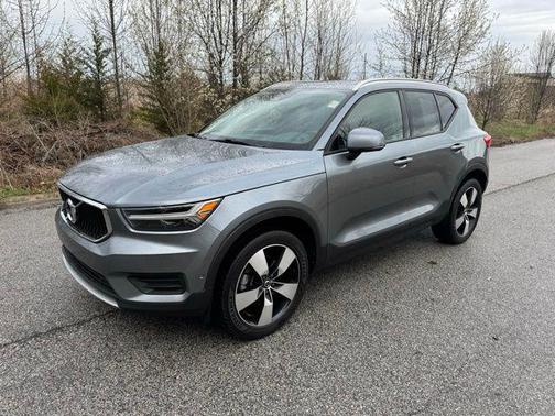 Gray Metallic 2019 Volvo XC40 T5 Momentum