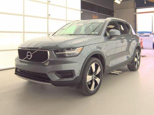 Gray Metallic 2019 Volvo XC40 T5 Momentum