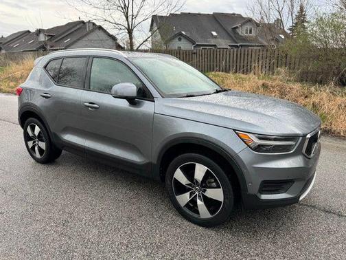 Gray Metallic 2019 Volvo XC40 T5 Momentum