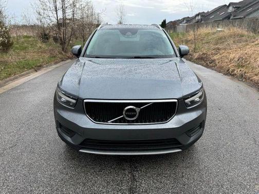 Gray Metallic 2019 Volvo XC40 T5 Momentum