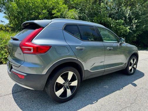 Gray Metallic 2019 Volvo XC40 T5 Momentum