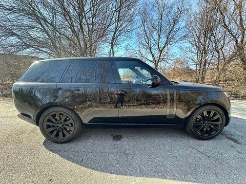 Santorini Black 2026 Land Rover Range Rover P550e SE