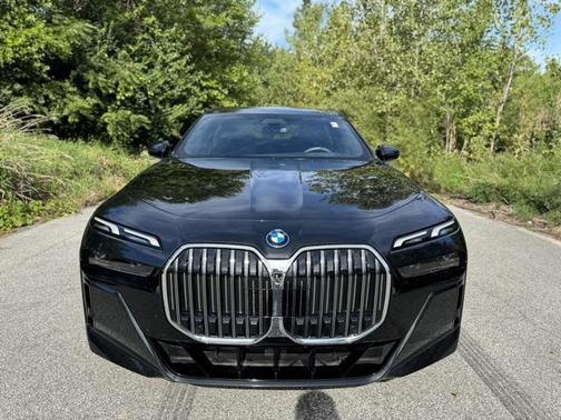 2024 BMW 750e i xDrive