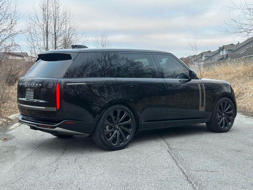 Santorini Black Metallic 2025 Land Rover Range Rover P400 SE