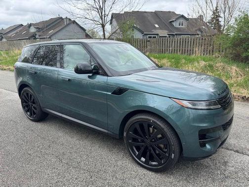 Giola Green Metallic 2026 Land Rover Range Rover Sport SE