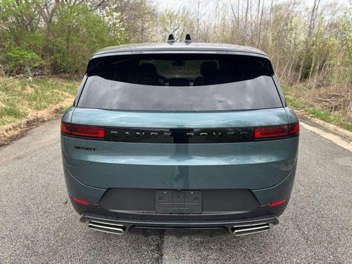 Giola Green Metallic 2026 Land Rover Range Rover Sport SE