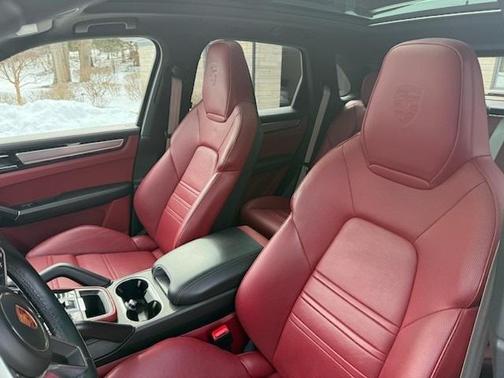 2023 Porsche Cayenne Platinum Edition