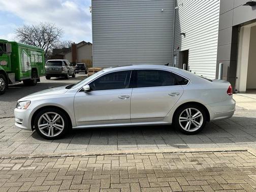 2015 Volkswagen Passat 1.8T Auto SE w/Sunroof & Nav