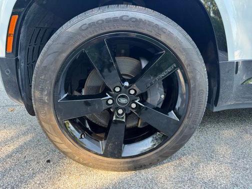 Fuji White 2024 Land Rover Defender 130 P400 X-Dynamic SE