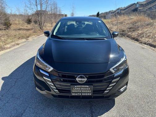 Super Black 2025 Nissan Versa 1.6 SV