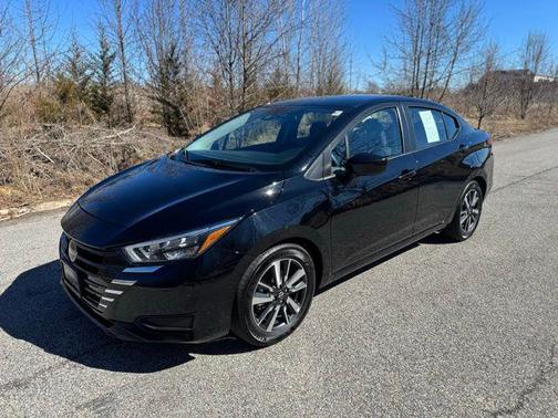 Super Black 2025 Nissan Versa 1.6 SV