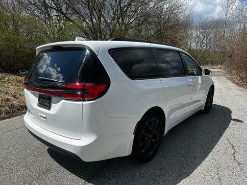 Bright White Clearcoat 2022 Chrysler Pacifica Touring L