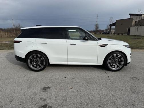 2026 Land Rover Range Rover Sport SE