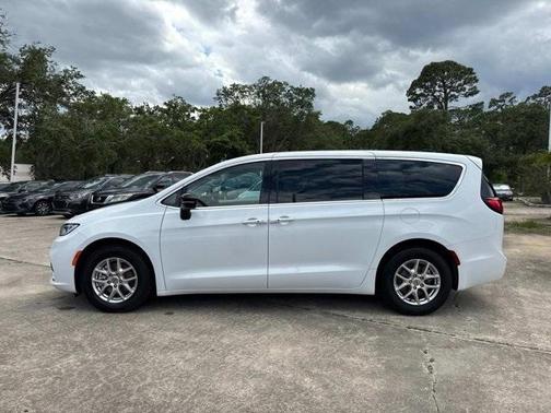 2024 Chrysler Pacifica Touring-L