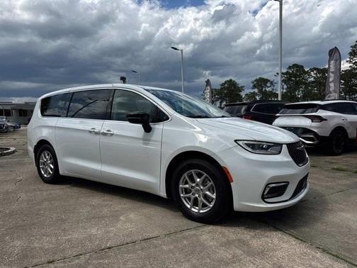 2024 Chrysler Pacifica Touring-L