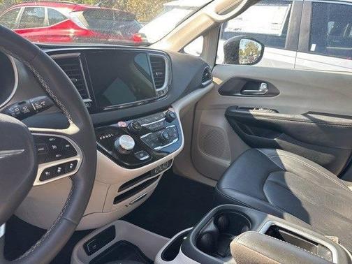2024 Chrysler Pacifica Touring-L