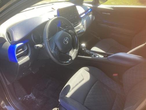 2022 Toyota C-HR XLE