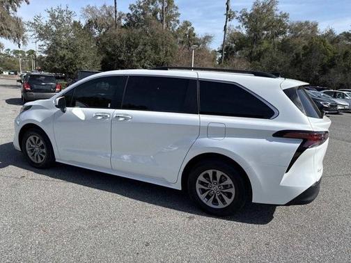 2022 Toyota Sienna XLE