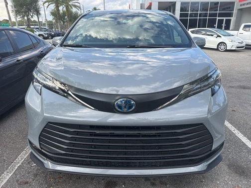 2024 Toyota Sienna Woodland Edition