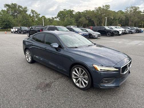 Bursting Blue Metallic 2021 Volvo S60 T5 Momentum