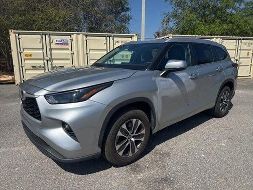 Gray 2023 Toyota Highlander XLE